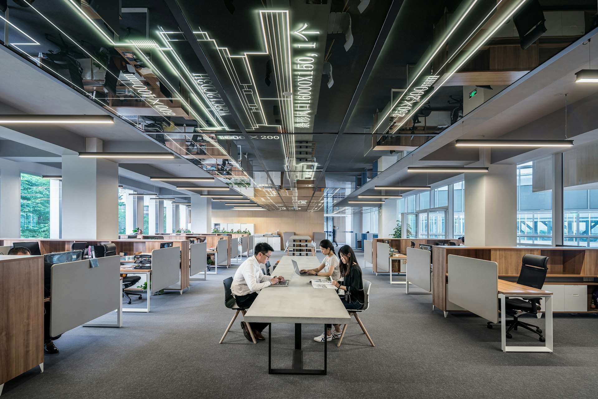 Oficina corporativa moderna con líneas de luz en el techo