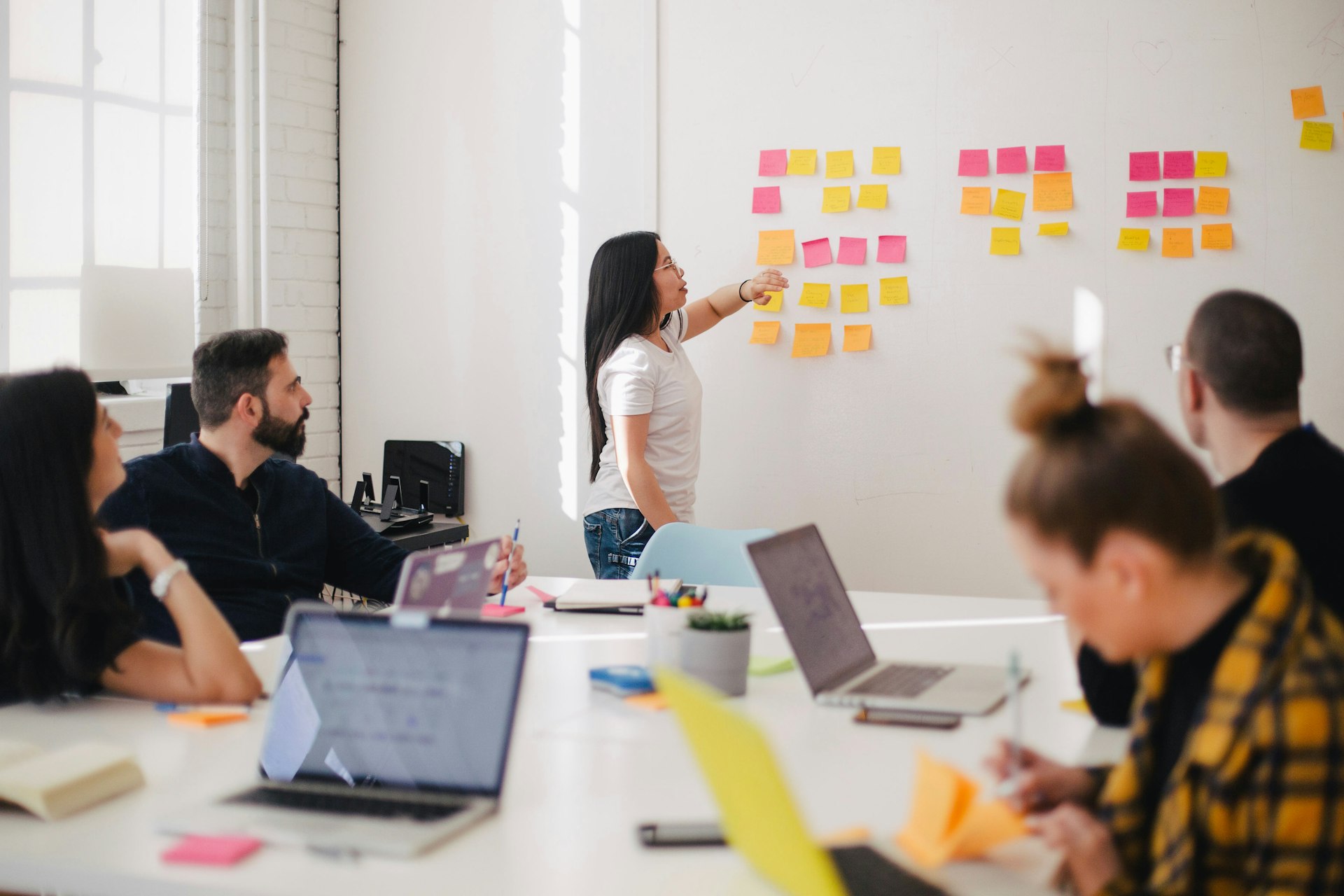 Sesión de estrategia de marca con notas de trabajo